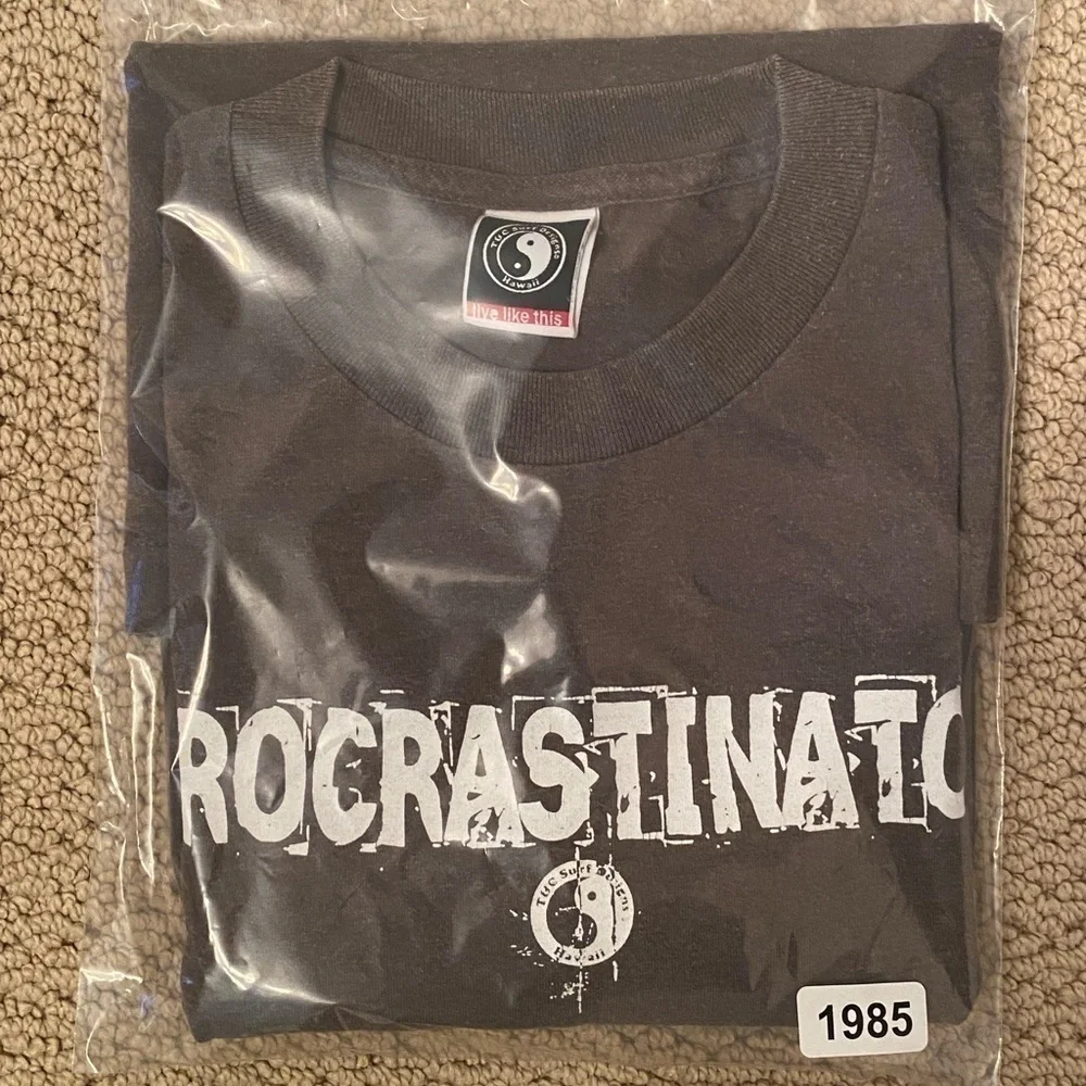 T&C Surf Designs Hawaii “Procrastinator Surfer” Tee Shirt Men L Large